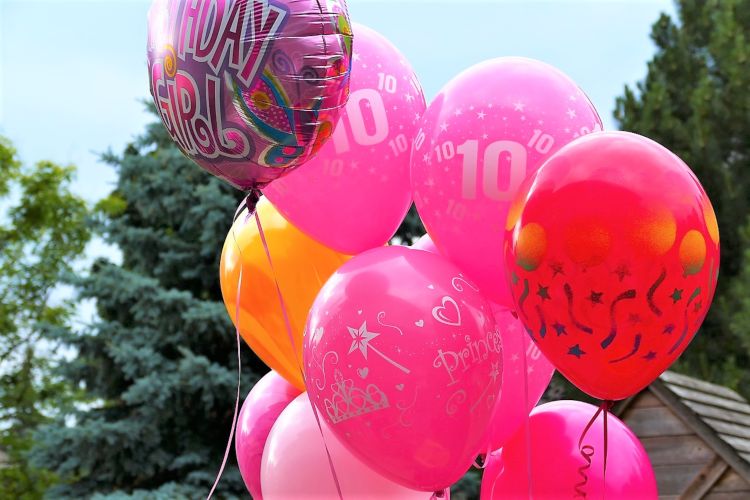 sklep firmowy świat prezentów - napełnianie balonów helem